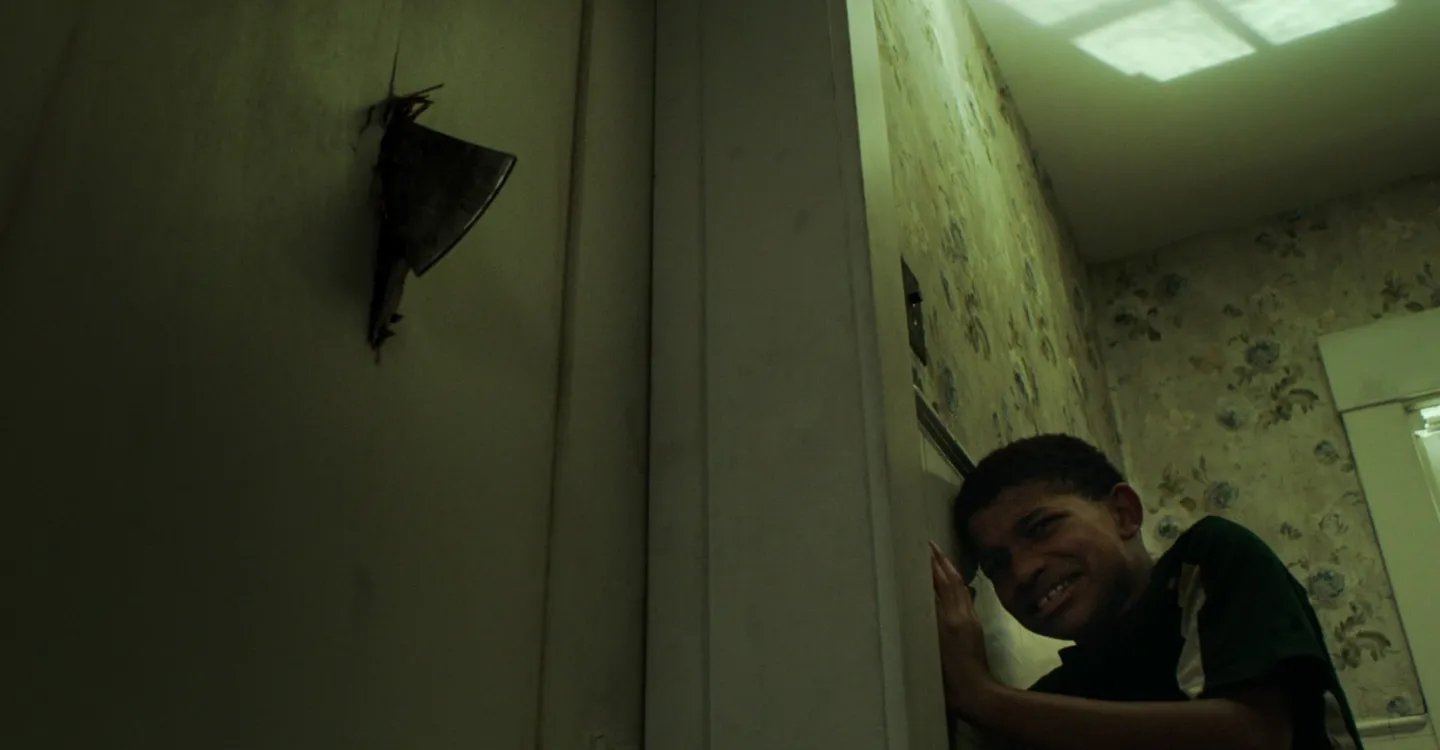 El Niño Detrás De La Puerta Trailer