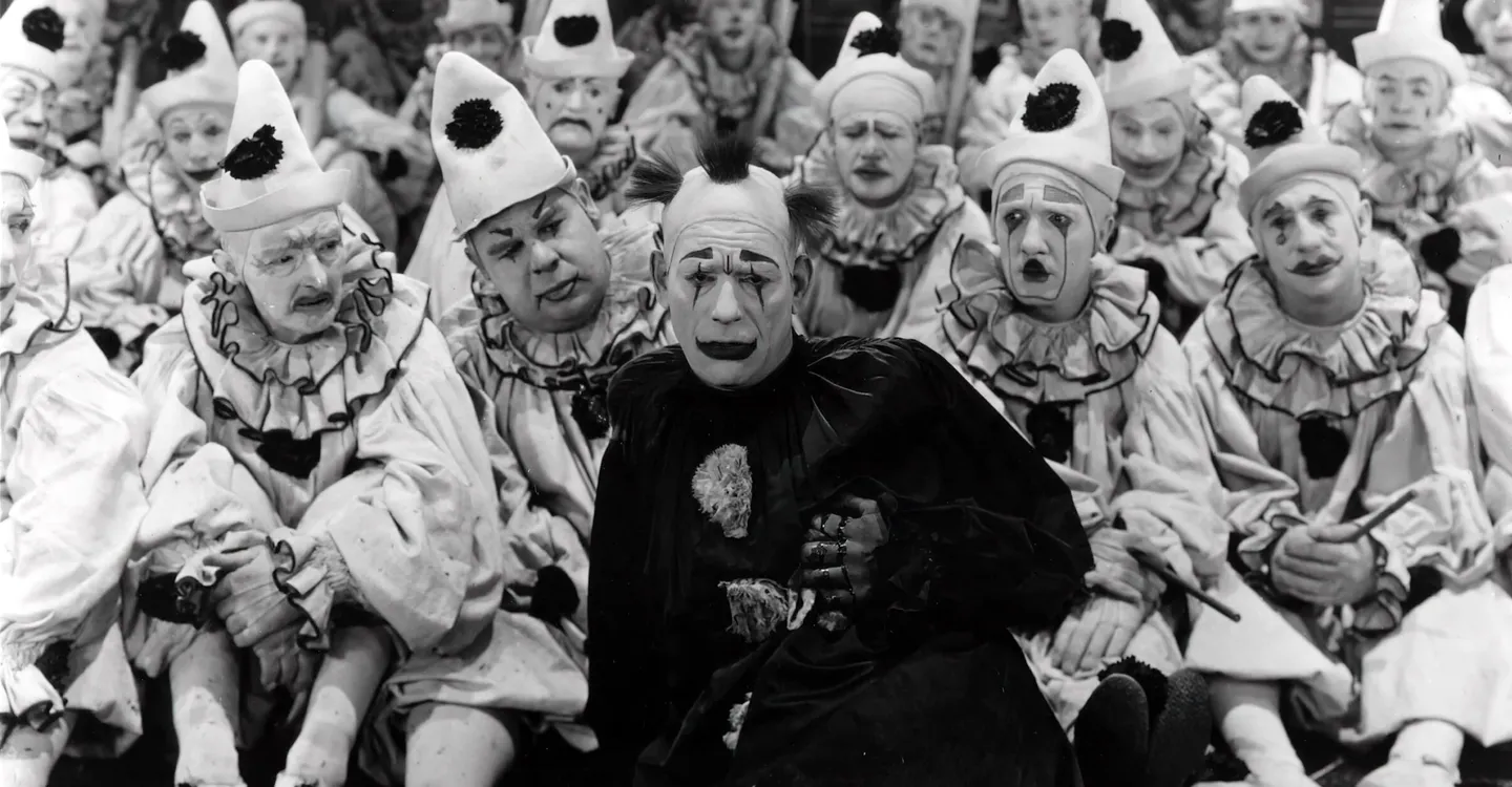 El que recibe las bofetadas Trailer