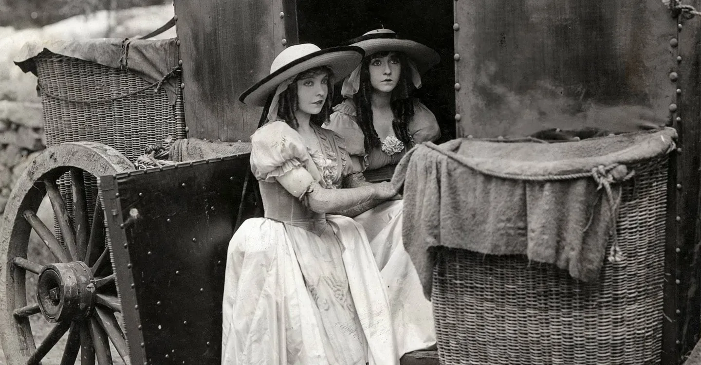 Huérfanas de la tormenta Trailer