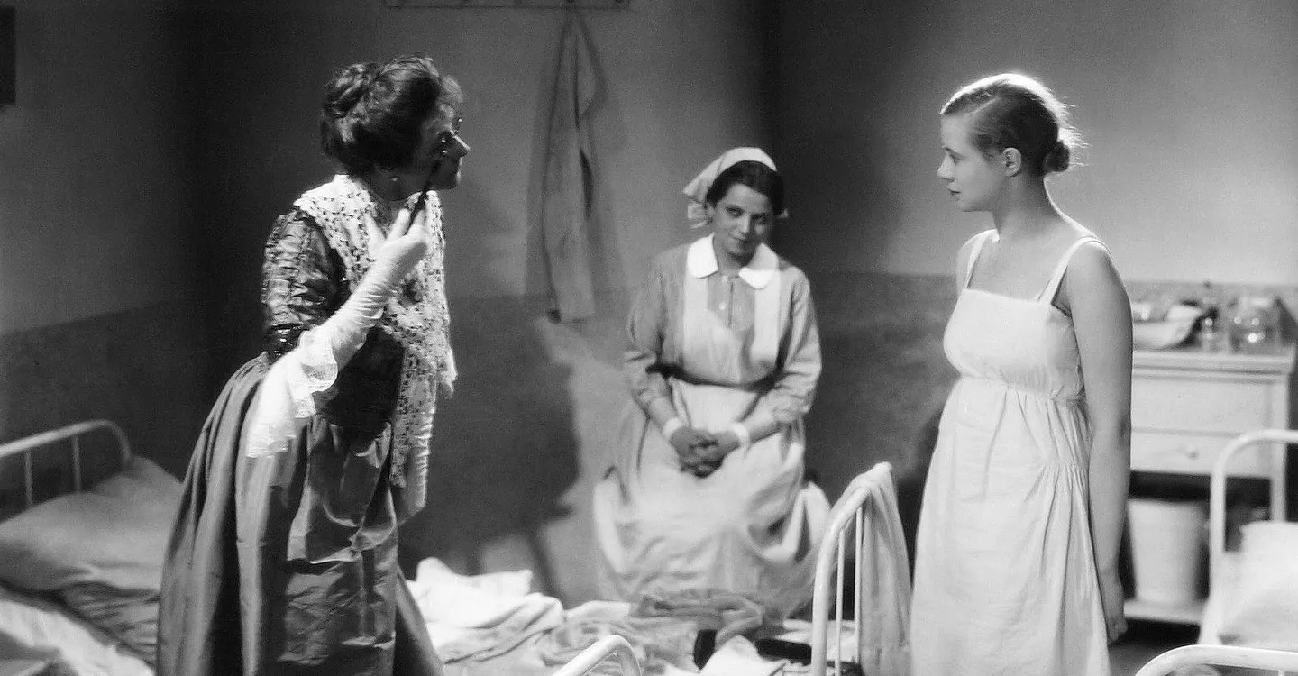 Mujeres de uniforme Trailer