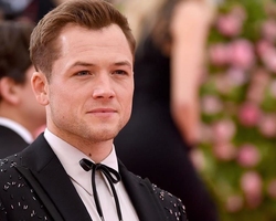 Taron Egerton interpretará a un joven Elton John